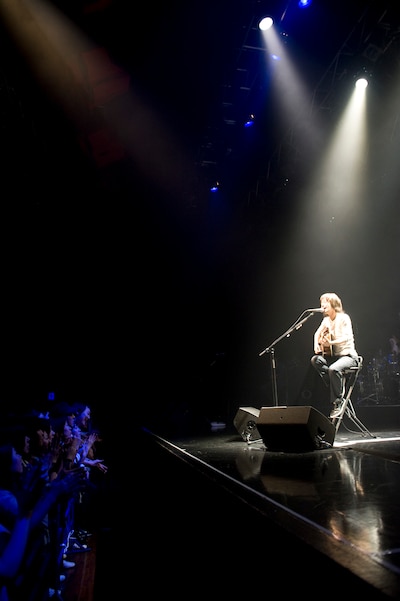 MCで子どもの頃に観たアニメの話になると、最年長・吉田は「俺はのらくろ世代だから」「俺もヒーロー物は好きだったよ。月光仮面」などと恒例の自虐ネタを続々展開。パワフルなドラミングから一転したキャラで会場を沸かせた（撮影：窪徳健作）。