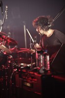 初日は「SIMON SAID」「雲空の悪魔」の代わりに「3年目の頭痛薬」「雨のブルース」の2曲を演奏。いずれも普段のライブでは聴けないナンバーとあって、ステージに真剣なまなざしを向け聴き入るファンの姿が見られた（撮影：上飯坂一）。