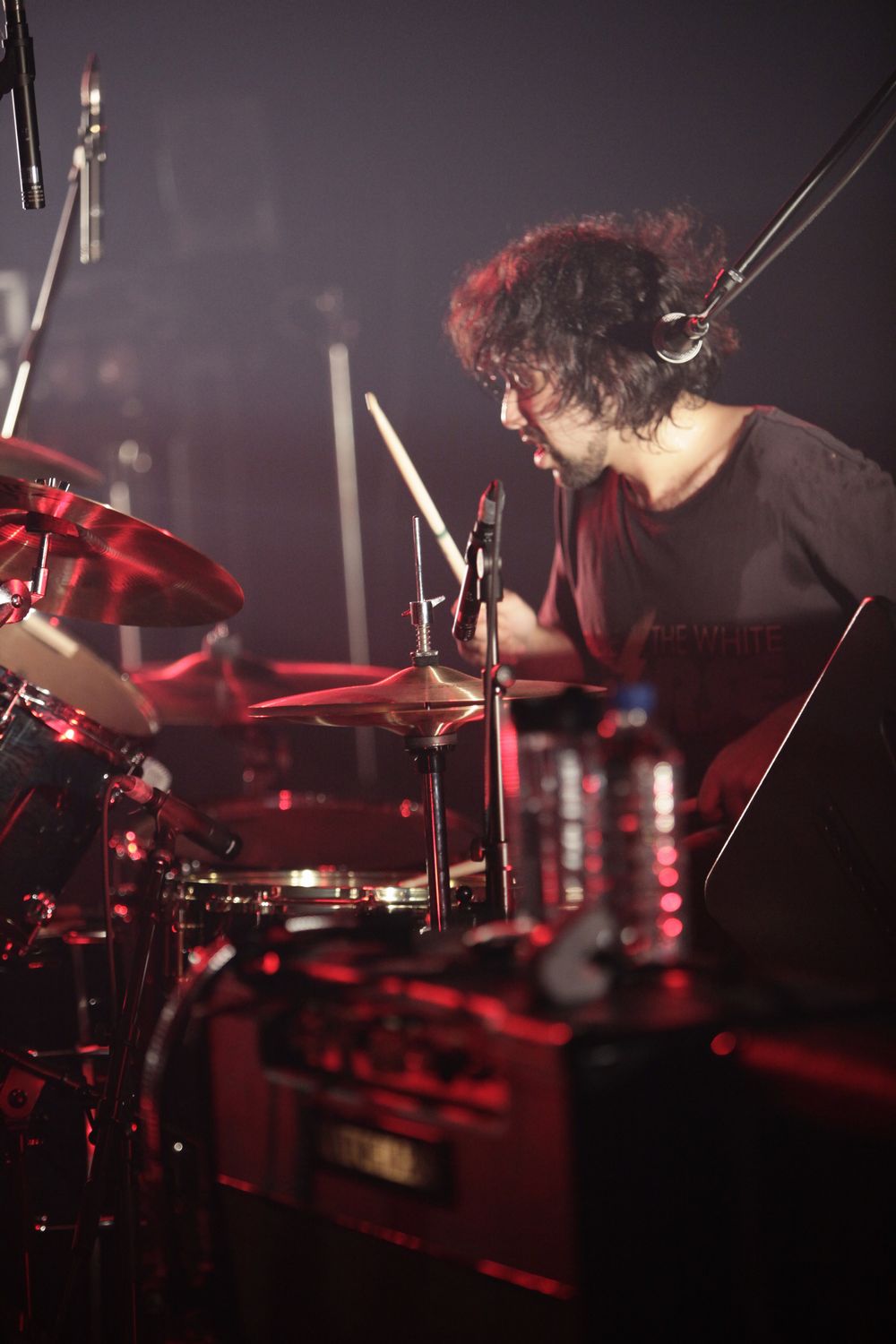 初日は「SIMON SAID」「雲空の悪魔」の代わりに「3年目の頭痛薬」「雨のブルース」の2曲を演奏。いずれも普段のライブでは聴けないナンバーとあって、ステージに真剣なまなざしを向け聴き入るファンの姿が見られた（撮影：上飯坂一）。