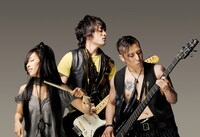 FUZZY CONTROLは「初めてこの曲を聴いたとき、胸がキュンとしました。日本を代表する音楽の先輩に、一緒にやろうぜ。って言ってもらえて、さらに胸がキュンとしました。脳裏に『青春』のフタモジが浮かびました」と喜びを語っている。