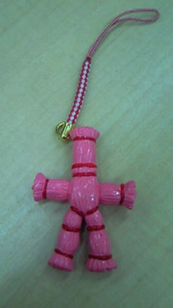 菜奈姫本舗公認守護藁人形。あざやかなピンク色が怖かわいい。