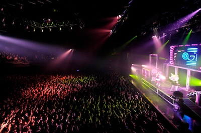 ソールドアウトを記録した満員の会場。なおニューシングル「FREAK」はUKのニューレイブバンドHADOUKEN！がプロデュースする。