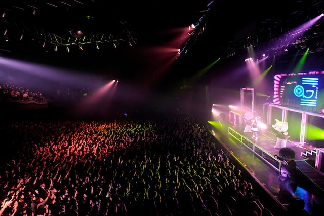 ソールドアウトを記録した満員の会場。なおニューシングル「FREAK」はUKのニューレイブバンドHADOUKEN！がプロデュースする。