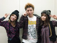 特異なレーベル、デートピアの中でもひときわ異彩を放っている2人組ユニット、80_pan（中央はプロ書評家の吉田豪）。