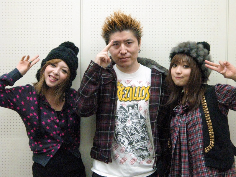 インタビュアーの吉田豪と80_panによるスリーショット。吉田豪は“プロインタビュアー”の肩書きで知られる著名ライター。