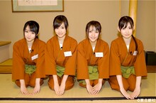 仲居挑戦組は、いきなり1組の団体客を担当。メンバーは上手くおもてなしできるのか注目だ（写真は左から峯岸みなみ、前田敦子、高橋みなみ、小嶋陽菜）。