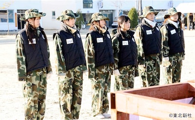 韓国・海兵隊の鬼教官のもと、6人はチームワークの大切さを学んでいく（写真は左から米沢瑠美、仲谷明香、浦野一美、小野恵令奈、秋元才加、野呂佳代）。