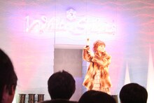 冬の寒さに負けず、パワフルな歌声を披露した高杉さと美。