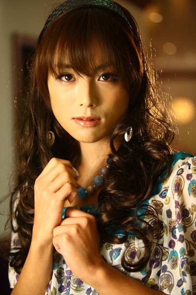 杉浦太陽の女装は、テレビ番組の人気コーナーで見事三冠を獲得したほどの出来栄え。タカチャならではのレゲエナンバーと、杉浦の1人2役による演技との絶妙なハーモニーを、ビデオから感じ取ってほしい。