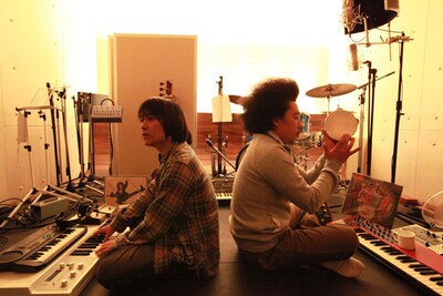 レコーディング中の100sメンバー、中村一義（Vo/写真左）と池田貴史（Key/写真右）。