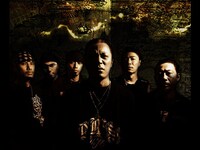 生きる伝説AGGRESSIVE DOGSが新作を続々と発表。このアニバーサリー企画は、彼らが25年かけて紡ぎあげてきた「絆～きずな～」を体現するプロジェクトだ。