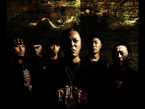 生きる伝説AGGRESSIVE DOGSが新作を続々と発表。このアニバーサリー企画は、彼らが25年かけて紡ぎあげてきた「絆～きずな～」を体現するプロジェクトだ。