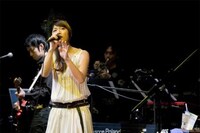 購入者にはもれなくBONNIE PINKからのサンキューカード待ち受けがプレゼントされる。