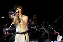 購入者にはもれなくBONNIE PINKからのサンキューカード待ち受けがプレゼントされる。