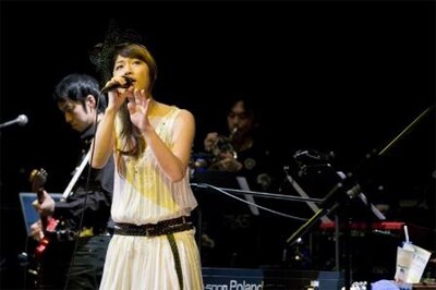 購入者にはもれなくBONNIE PINKからのサンキューカード待ち受けがプレゼントされる。