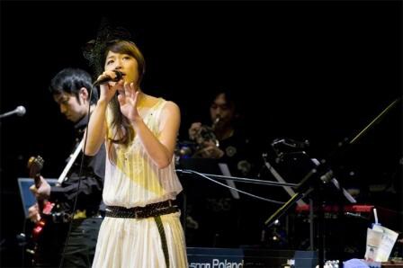 購入者にはもれなくBONNIE PINKからのサンキューカード待ち受けがプレゼントされる。