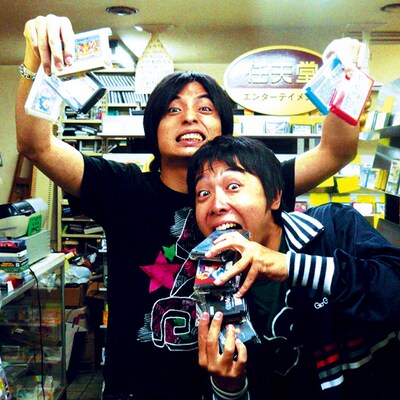 大好きなファミコンカセットに囲まれてテンションの上がるマル（写真左/Vo,Prog）とDie（写真右/DJ,TB-303）。