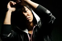 KREVAは大知の歌について「『歌が上手い』には色んな種類があると思いますが、その中の一つの部類では、確実に一番歌がうまかったです」と絶賛している。