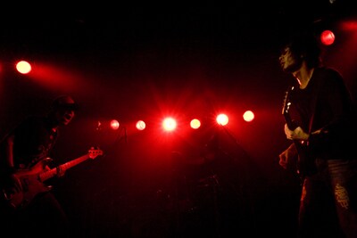 アンコール終盤、猪狩はファンへの挨拶を「泣きそうになるからもう曲やろう」と言って打ち切り、感謝の想いを最後の曲「アースコード」に込めた（撮影：鈴木万祐子）。