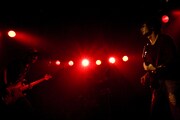 アンコール終盤、猪狩はファンへの挨拶を「泣きそうになるからもう曲やろう」と言って打ち切り、感謝の想いを最後の曲「アースコード」に込めた(撮影:鈴木万祐子)。