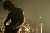 この日のライブでは映像を駆使した演出も披露。サウンドとリンクする壮大なビジュアルを、誰もが固唾を呑んで見守っていた。