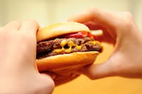 「QUARTER POUNDER」は東京と熊本の2都市で先行して展開されており、関西では大阪の2店舗で販売がスタートした（商品は撮影後スタッフがおいしくいただきました）。