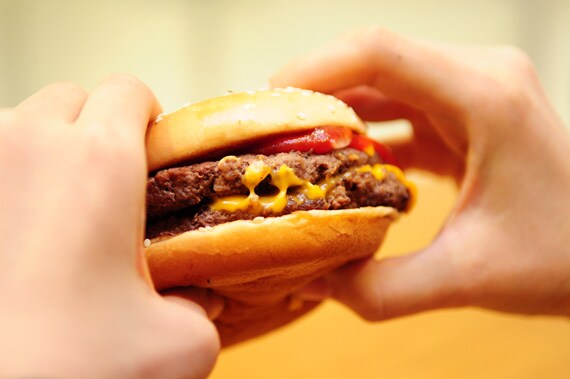 「QUARTER POUNDER」は東京と熊本の2都市で先行して展開されており、関西では大阪の2店舗で販売がスタートした（商品は撮影後スタッフがおいしくいただきました）。