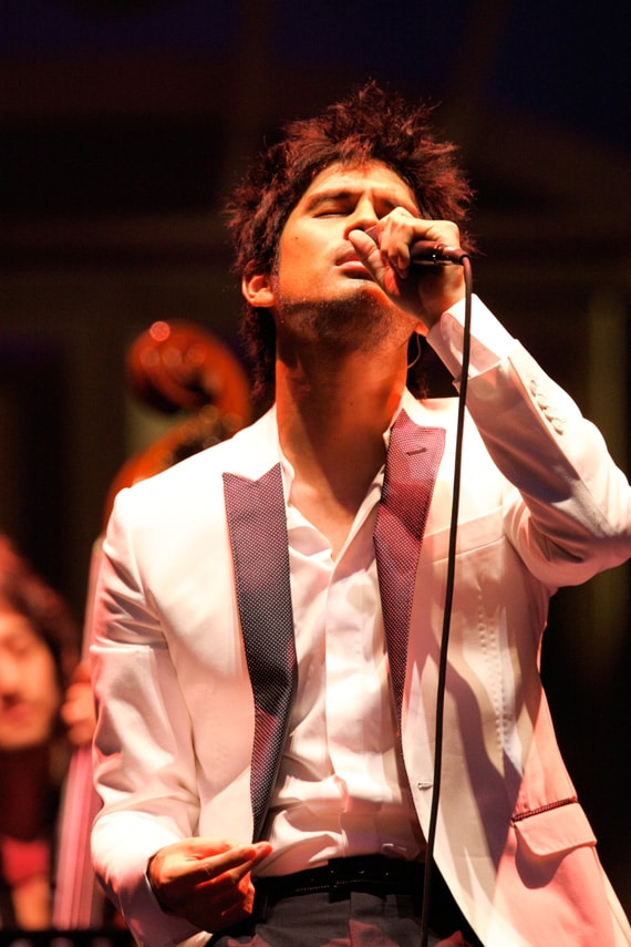 「イヴ。横浜。平井堅。まさにロマンティックの三段重玉手箱や~」と彦摩呂スタイルのMCで場内を沸かせた平井堅。11年目の「Ken's Bar」も楽しみだ。