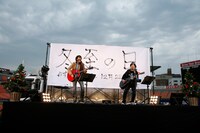 ライブを終えた2人は小走りで3塁側ベンチへ。途中バッターボックス上に立ち、スタジアムに深々と一礼してから退場した。