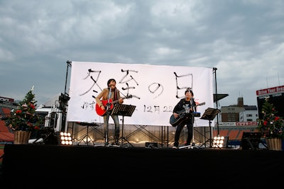 ライブを終えた2人は小走りで3塁側ベンチへ。途中バッターボックス上に立ち、スタジアムに深々と一礼してから退場した。