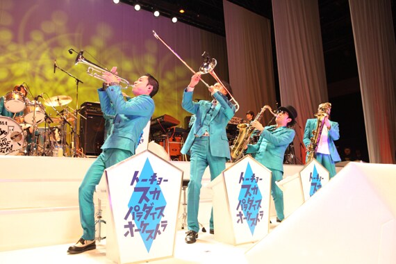 先日EXILEの「Ti Amo」ビデオクリップで濃厚なシーンを演じた谷中。母親から「知り合いに『お宅の息子さん見たわよ、ピッタリの役ね！』って言われちゃったのよ」と聞かされたとのこと（photo by 仁礼博）。