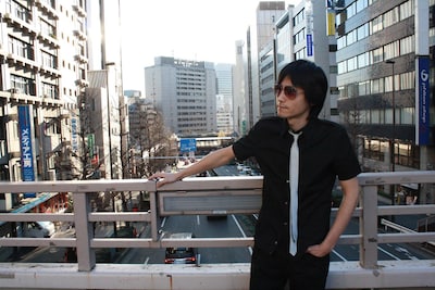 ナタリーでは再来日した電気書房のプライベートショットを入手。12月の日本の気候を把握していなかったのか、初来日時と同じ半そで姿なのが痛々しい。