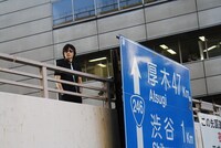 周辺の風景から推測すると、渋谷区渋谷2丁目の青山通りにかかる歩道橋上で撮影された模様。彼がこの付近に何のために立ち寄ったのかは不明だ。