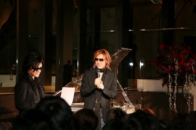 シークレットパーティにはYOSHIKI JEWELRY購入者の中から100名が招待された。