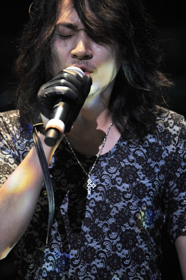 「JACK IN THE BOX」ではLED ZEPPELIN「Rock And Roll」のカバーなども披露し、“ボーカリストKen”の存在感をアピール。この日のレポートは、ナタリーでも後日掲載予定（写真は右クリック禁止です）。