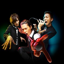 MICRO（写真中央）は新曲についてオフィシャルブログ「家族日記」で「何度聞いても、『YOU』の仕上がりが恐ろしいほど素晴らしい♪自分でも、なんか力が湧いてくる曲です」とコメント。