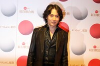 秋川雅史は3年連続で「千の風になって」を歌唱。「紅白のプレッシャーは胃が張り裂ける思い」と緊張をアピールしながらも、衣装については「秋川が『千の風になって』を歌うときは、黒いスーツに白いシャツで胸を開けるというのは決まってますんで（笑）」とニヤリ。