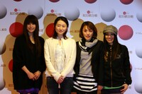 SPEEDの紅白出場は9年ぶり。会見に手をつないで登場した4人だったが、そのことを聞かれたhiroは「なんか手をつないじゃうんですよね、意味はなく（笑）」と自然体の回答。当日の衣装は「けっこう思い切った感じです」。