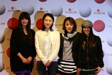 SPEEDの紅白出場は9年ぶり。会見に手をつないで登場した4人だったが、そのことを聞かれたhiroは「なんか手をつないじゃうんですよね、意味はなく（笑）」と自然体の回答。当日の衣装は「けっこう思い切った感じです」。