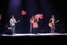 いきものがかりのリハーサル風景。デビュー曲「SAKURA」は初めて歌番組に出演してNHKホールで歌った思い出の曲。「当日はすごく大きな路上ライブだと思って自然体でがんばりたいです」（水野）。