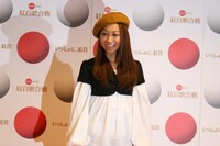青山テルマはファーの帽子と白い衣装の“テルマー”ファッションで出演。「SoulJaさんもいっしょで心強いです」。