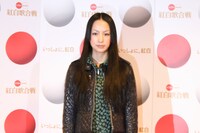 中島美嘉は黒いドレスでバラード「ORION」を熱唱。「あがり症なのでリラックスして歌いたいです」。