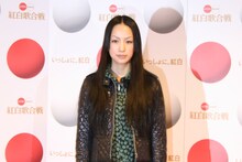 中島美嘉は黒いドレスでバラード「ORION」を熱唱。「あがり症なのでリラックスして歌いたいです」。