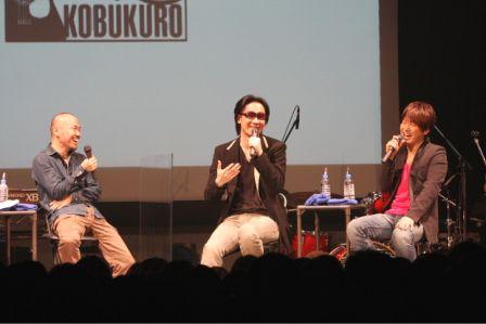 楽しげに語り合う、井上とコブクロの2人。