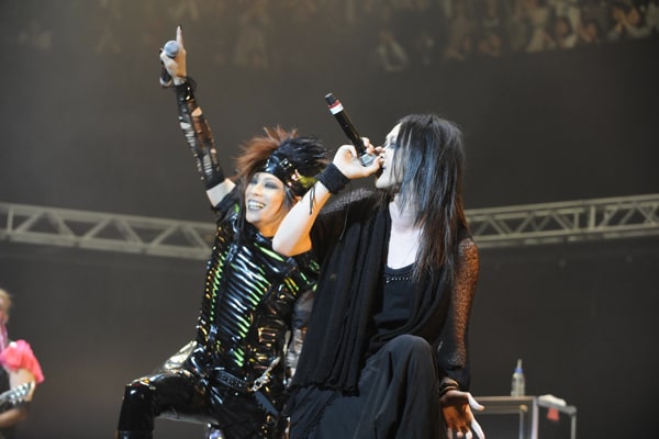 jealkbのhaderu(写真左)はムックの達瑯(右)のことを「俺たちが結成したときからお世話になってます」と紹介(写真は右クリック禁止です)。