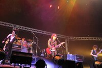 昨年はGLAYのメンバーと共演したhyde。今年は若手メンバーとともに、熱い演奏で会場を沸かせた（写真は右クリック禁止です）。