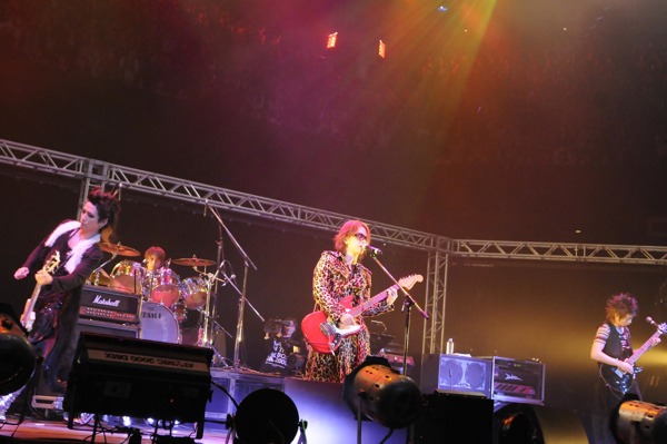 昨年はGLAYのメンバーと共演したhyde。今年は若手メンバーとともに、熱い演奏で会場を沸かせた（写真は右クリック禁止です）。