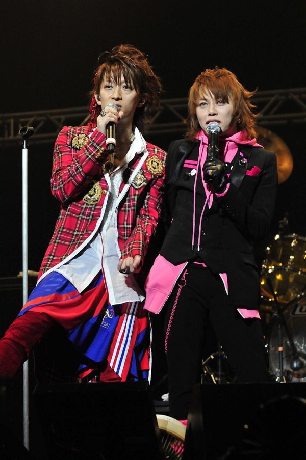 tetsu（写真左）と西川貴教（右）は2人の合同誕生会で、カラオケで披露したという「READY STEADY GO」を熱唱（写真は右クリック禁止です）。