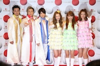 羞恥心 with Pabo。羞恥心は1月2日を最後に歌手活動を終了することを発表しているが、つるのは「ずっといっしょにいるし、終わる実感はないですね」とコメント。