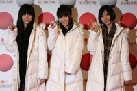 Perfumeは記者会見には白のベンチコート姿で登場。「寒いところが多いのでこのごろこれ着てるんです」（あ～ちゃん）。